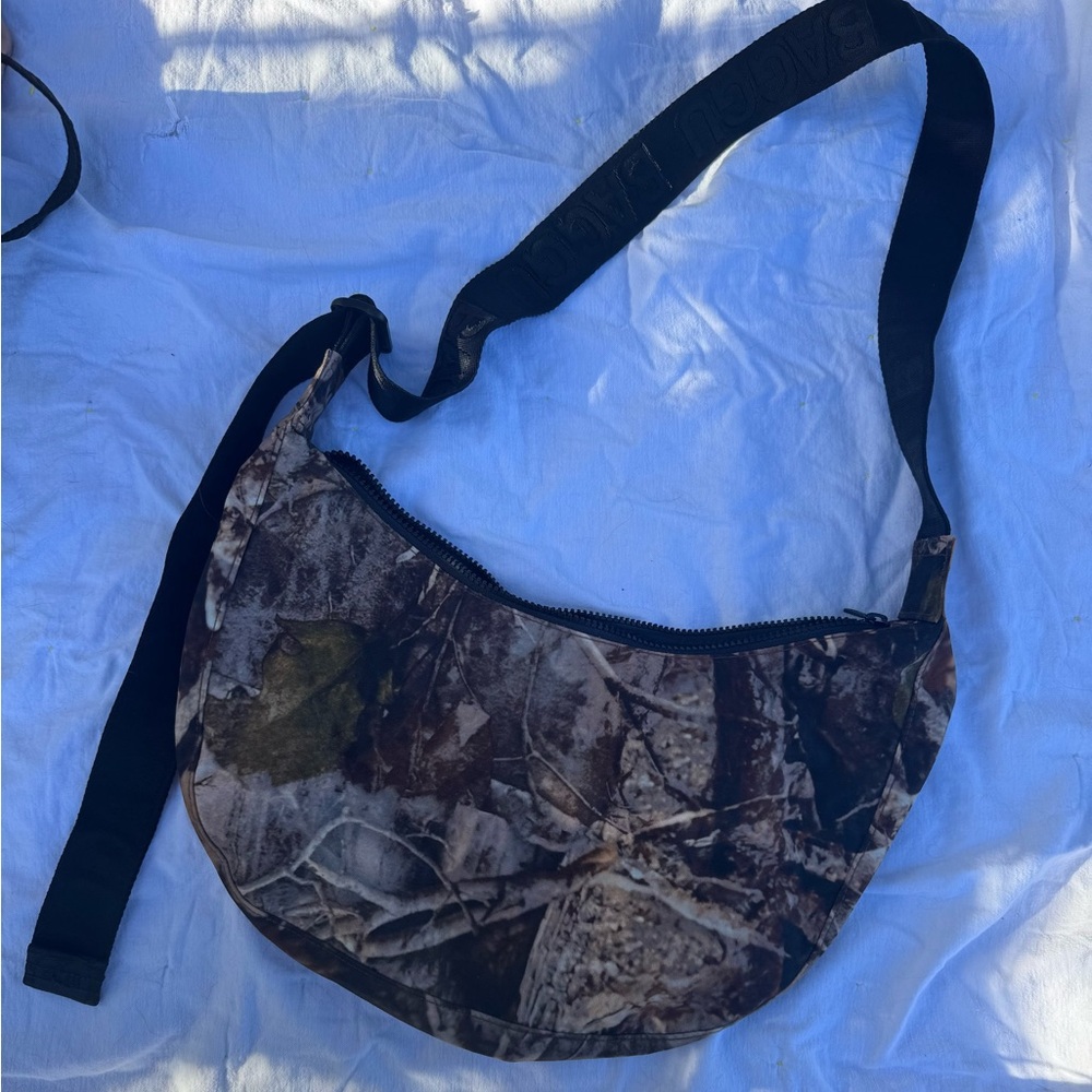 BAGGU Medium Crescent in Photo Forest